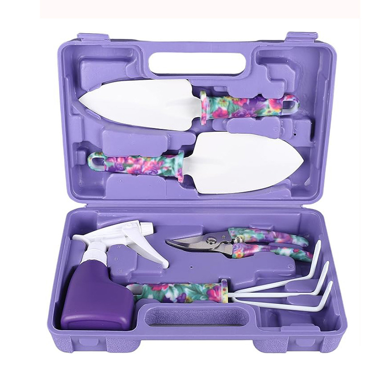 Kertészeti szerszámkészlet: ásó, metszőolló és permetező; vasfejű, műanyag fogantyúval; erkélyre, cserepekbe és a kertbe.