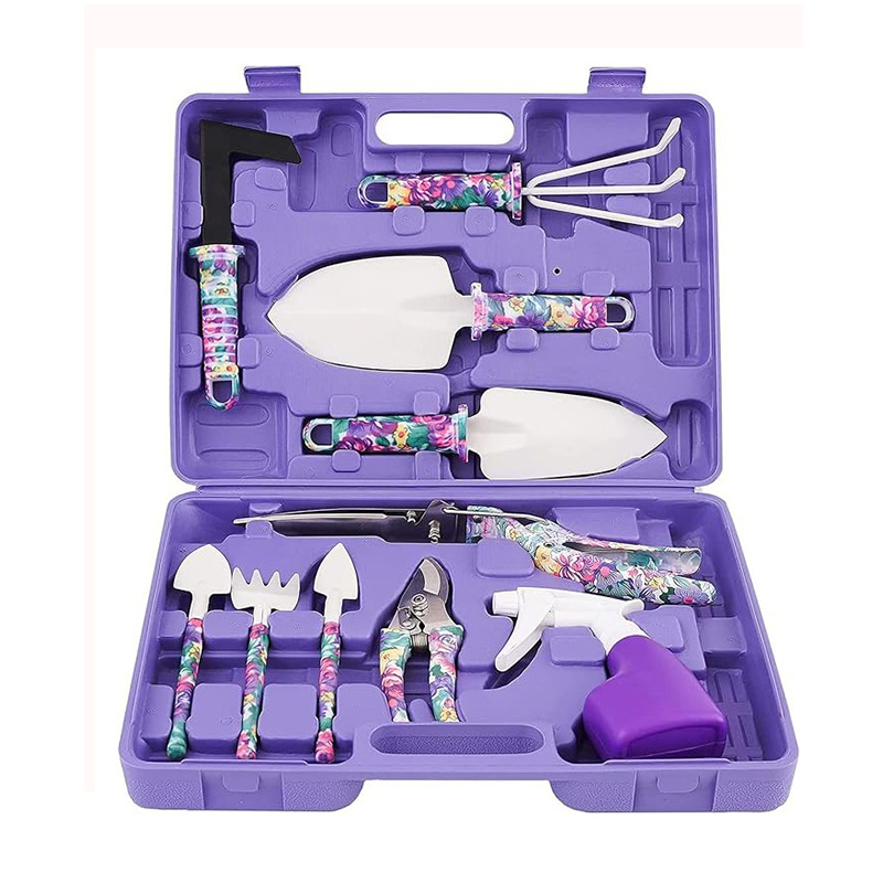 Kertészeti szerszámkészlet: ásó, metszőolló és permetező; vasfejű, műanyag fogantyúval; erkélyre, cserepekbe és a kertbe.