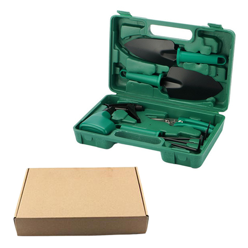 Kertészeti szerszámkészlet: ásó, metszőolló és permetező; vasfejű, műanyag fogantyúval; erkélyre, cserepekbe és a kertbe.