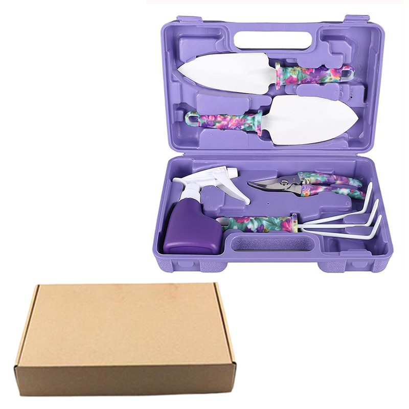 Kertészeti szerszámkészlet: ásó, metszőolló és permetező; vasfejű, műanyag fogantyúval; erkélyre, cserepekbe és a kertbe.