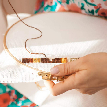 Ξύλινο πλαίσιο κεντήματος με ρυθμιζόμενες γωνίες – χειροποίητο εργαλείο για σταυροβελονιά