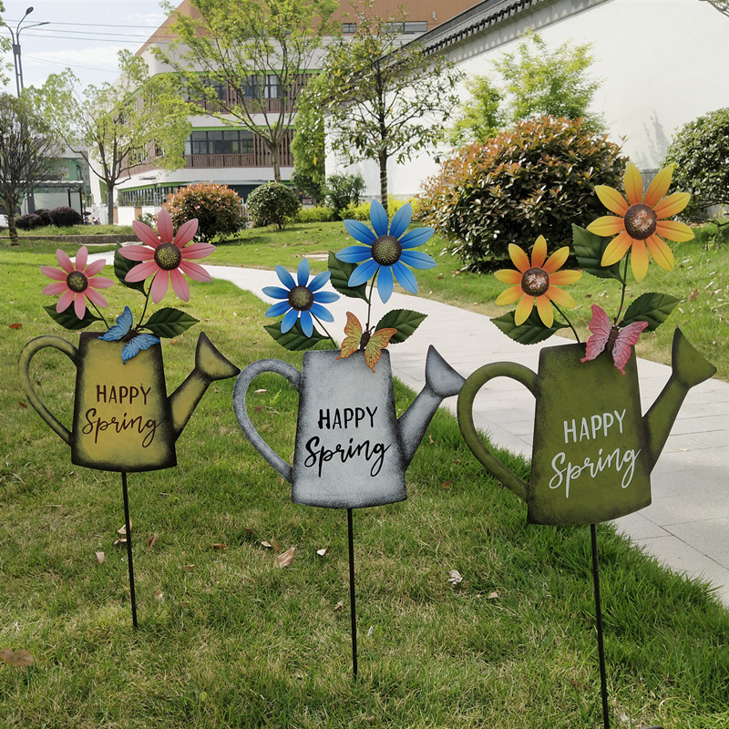 Vasból készült kertdekoráció, idillikus stílusú, virágtartó kültéri kerthez