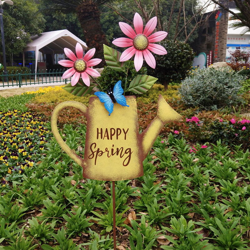 Vasból készült kertdekoráció, idillikus stílusú, virágtartó kültéri kerthez