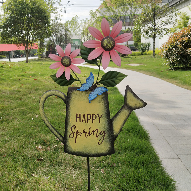 Vasból készült kertdekoráció, idillikus stílusú, virágtartó kültéri kerthez