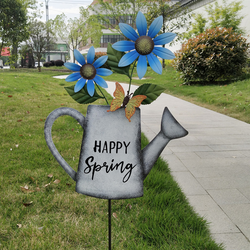 Vasból készült kertdekoráció, idillikus stílusú, virágtartó kültéri kerthez