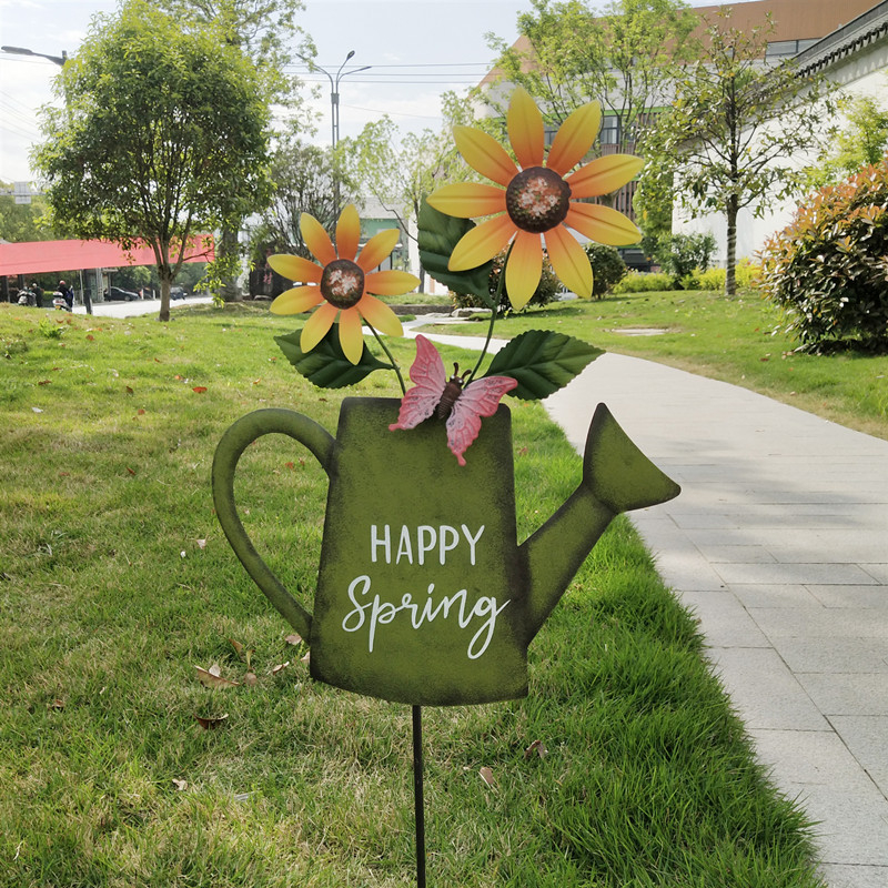 Vasból készült kertdekoráció, idillikus stílusú, virágtartó kültéri kerthez