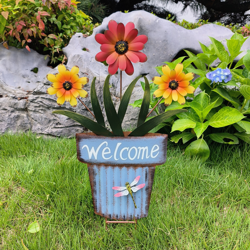 Vasból készült kertdekoráció, idillikus stílusú, virágtartó kültéri kerthez