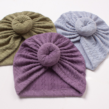 Babakapu kapucnis sapka jacquard mintával, fontanel védelme, kupolás forma, poliészter