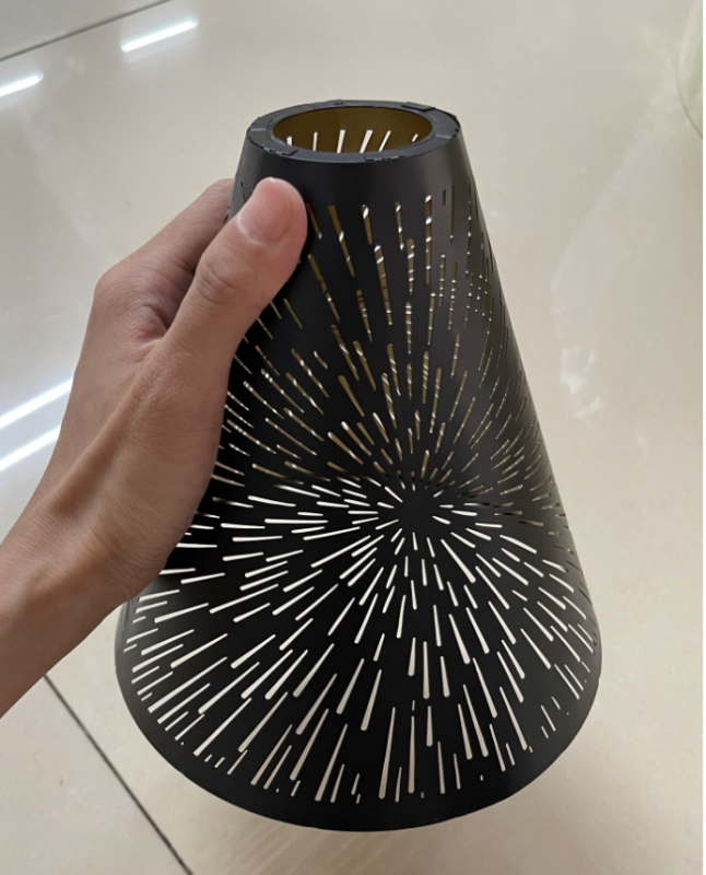 Αλουμινένιο κάλυμμα λαμπτήρα με λέιζερ χάραξη, μεταλλική επιφάνεια; επιλογές μορφών: ευθύς, τετράγωνος ή κυκλικός