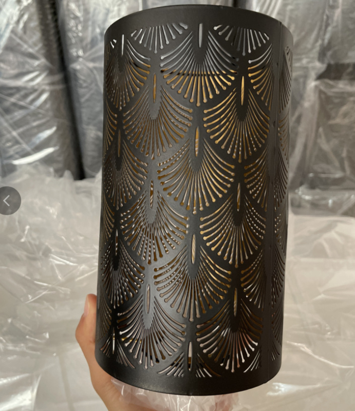 Αλουμινένιο κάλυμμα λαμπτήρα με λέιζερ χάραξη, μεταλλική επιφάνεια; επιλογές μορφών: ευθύς, τετράγωνος ή κυκλικός