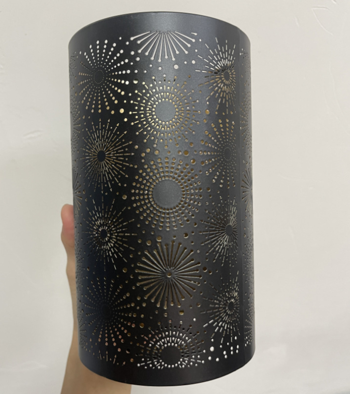 Αλουμινένιο κάλυμμα λαμπτήρα με λέιζερ χάραξη, μεταλλική επιφάνεια; επιλογές μορφών: ευθύς, τετράγωνος ή κυκλικός