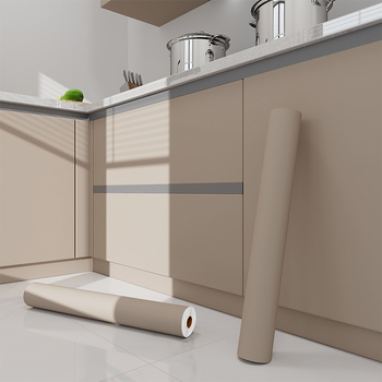 Savarankiškai klijuojama spintos plėvelė – spalvų modifikavimas, odos imitacijos tekstūra, alyvos atsparumas, vandens atsparumas ir drėgmei atsparus remontui.