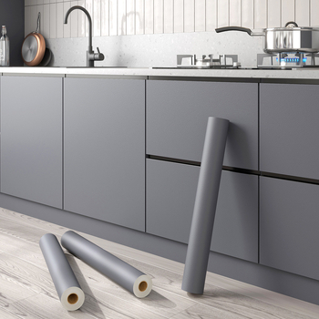 Savarankiškai klijuojama spintos plėvelė – spalvų modifikavimas, odos imitacijos tekstūra, alyvos atsparumas, vandens atsparumas ir drėgmei atsparus remontui.