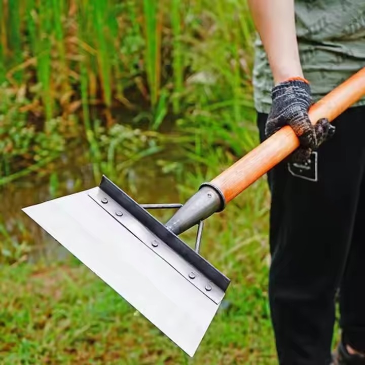 Mangano plieno sniego kastuvė su dantyta mentele, skirta žemės ūkiui, galvijų laikymui ir namų tvarkymui