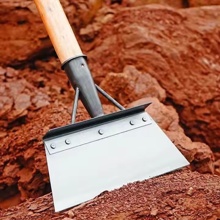 Mangano plieno sniego kastuvė su dantyta mentele, skirta žemės ūkiui, galvijų laikymui ir namų tvarkymui