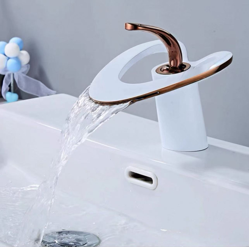 Réz anyagú fürdőszobai csaptele, modern minimalista dizájn, keverőcsap, emelőnyílású működés, bemenet-kimenet 2/1, kerámiás szeleppel