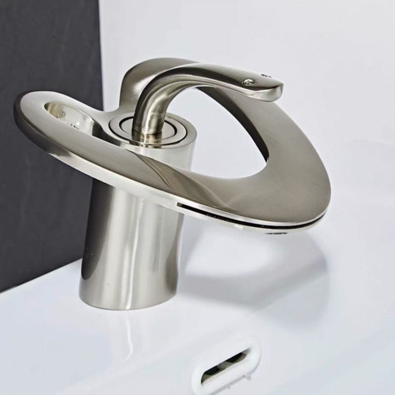 Réz anyagú fürdőszobai csaptele, modern minimalista dizájn, keverőcsap, emelőnyílású működés, bemenet-kimenet 2/1, kerámiás szeleppel