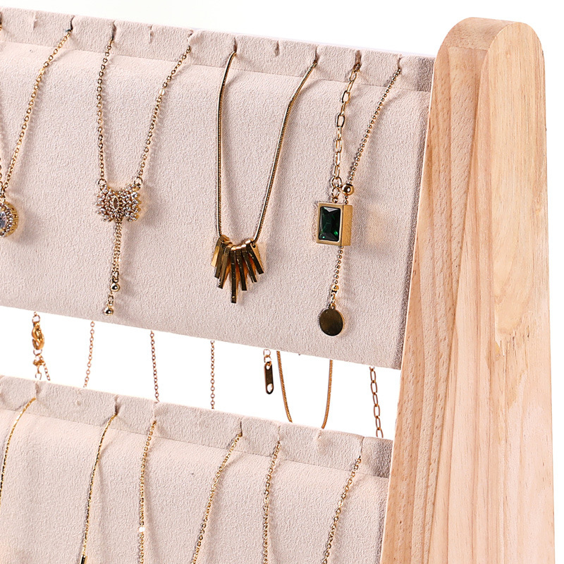 Egyrészes nyaklánctartó állvány tömör fából, ferde trapéz alakú, vertikális háromszintes ékszerállvány