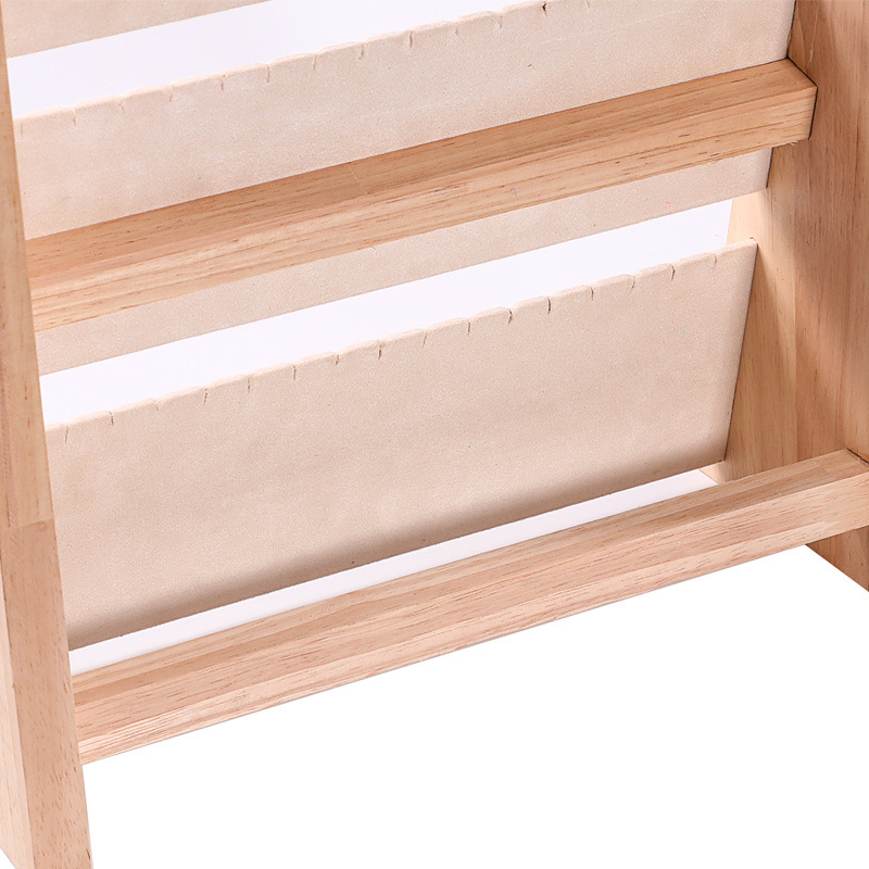 Egyrészes nyaklánctartó állvány tömör fából, ferde trapéz alakú, vertikális háromszintes ékszerállvány