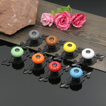 Apvali keramikinė spintos durų ir stalčiaus rankenėlė su baze, šiuolaikinis minimalistinis stilius.