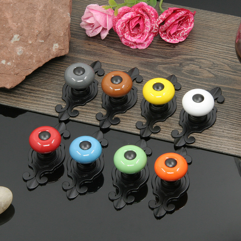 Apvali keramikinė spintos durų ir stalčiaus rankenėlė su baze, šiuolaikinis minimalistinis stilius.