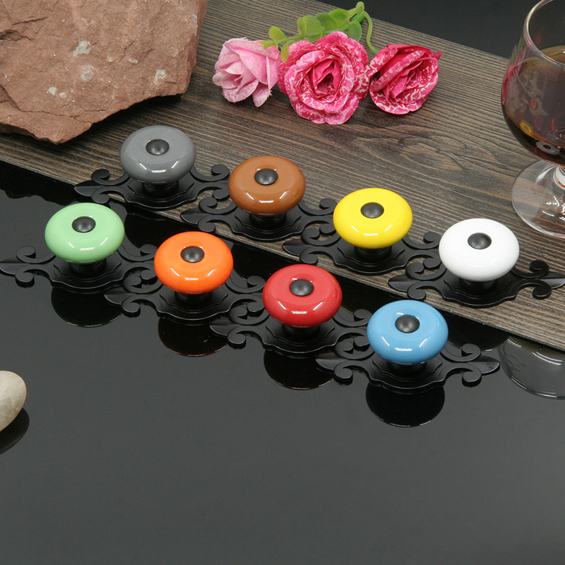 Apvali keramikinė spintos durų ir stalčiaus rankenėlė su baze, šiuolaikinis minimalistinis stilius.