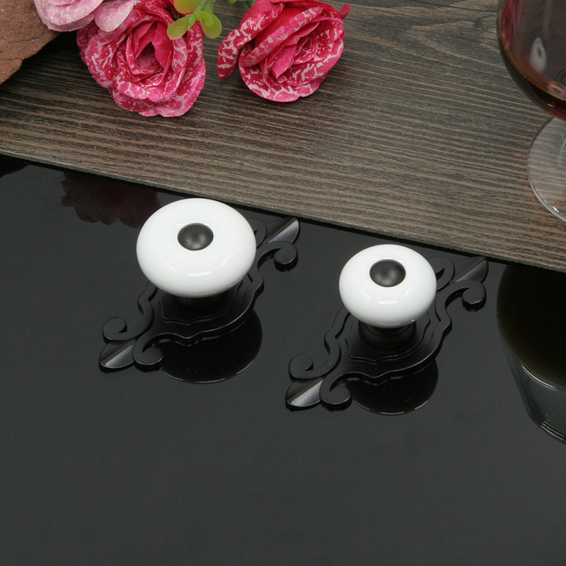 Apvali keramikinė spintos durų ir stalčiaus rankenėlė su baze, šiuolaikinis minimalistinis stilius.