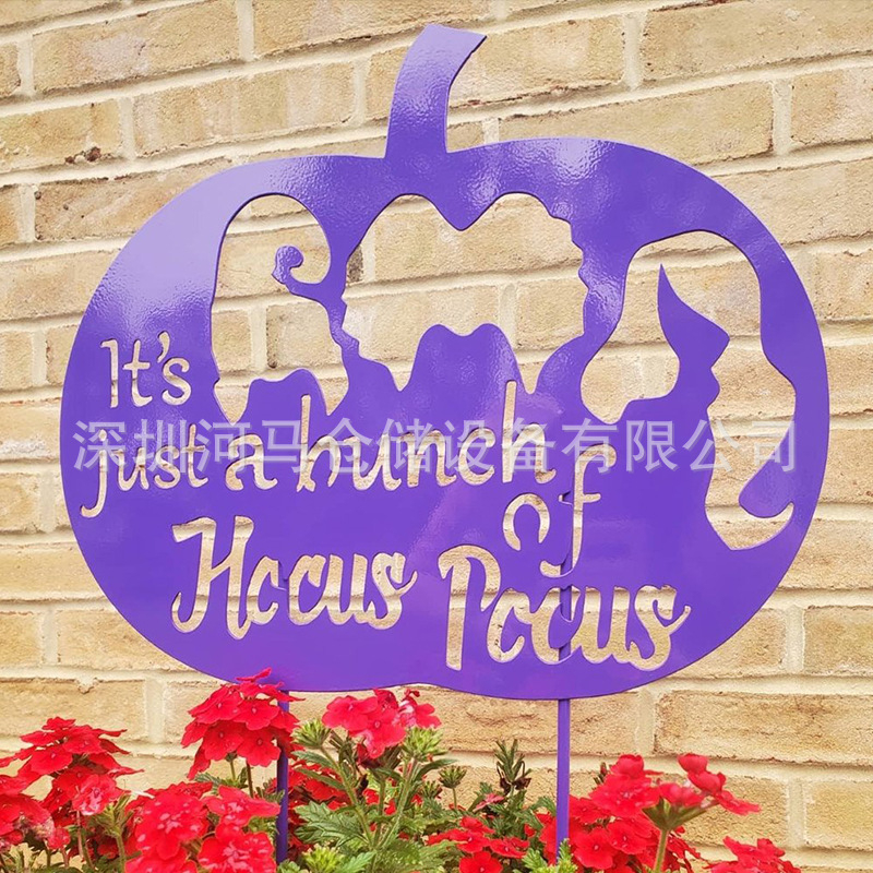 Fém Halloween-kerti jelzőtábla fényesen világító motívumokkal: koponya, szellem, tök, démon és fekete macska