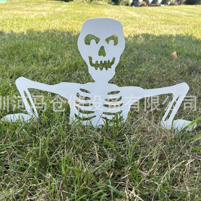 Fém Halloween-kerti jelzőtábla fényesen világító motívumokkal: koponya, szellem, tök, démon és fekete macska