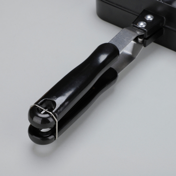 Šypsenosios veido kiaušinių vaflių keptuvė – nelimpančio, iš aliuminio lydinio, suderinama su dujinėmis viryklėmis, su atspausdintu logotipu