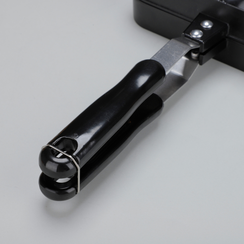 Šypsenosios veido kiaušinių vaflių keptuvė – nelimpančio, iš aliuminio lydinio, suderinama su dujinėmis viryklėmis, su atspausdintu logotipu