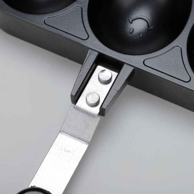 Šypsenosios veido kiaušinių vaflių keptuvė – nelimpančio, iš aliuminio lydinio, suderinama su dujinėmis viryklėmis, su atspausdintu logotipu