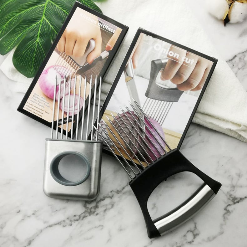 304 nerūdijančio plieno + ABS — svogūnų adatų laikiklis su įdėklu — Daugiafunkcis virtuvės įrankis svogūnams, vaisiams ir daržovėms; medžiagos: nerūdijantis plienas + ABS; pritaikomas apdorojimas ir spausdintas logotipas