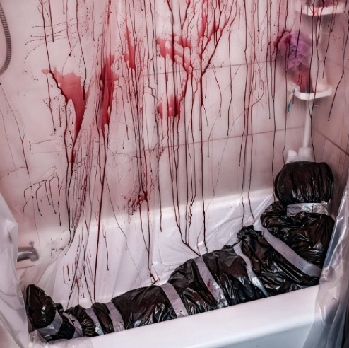 Halloween kültéri rekvizit: ijesztő hamis holttest baba a kísértet ház dekorációjához (Anyag: Műanyag; IP engedély: Nincs; Kategória: Díszítés; Termék kategória: Terület-elrendezési rekvizitek)