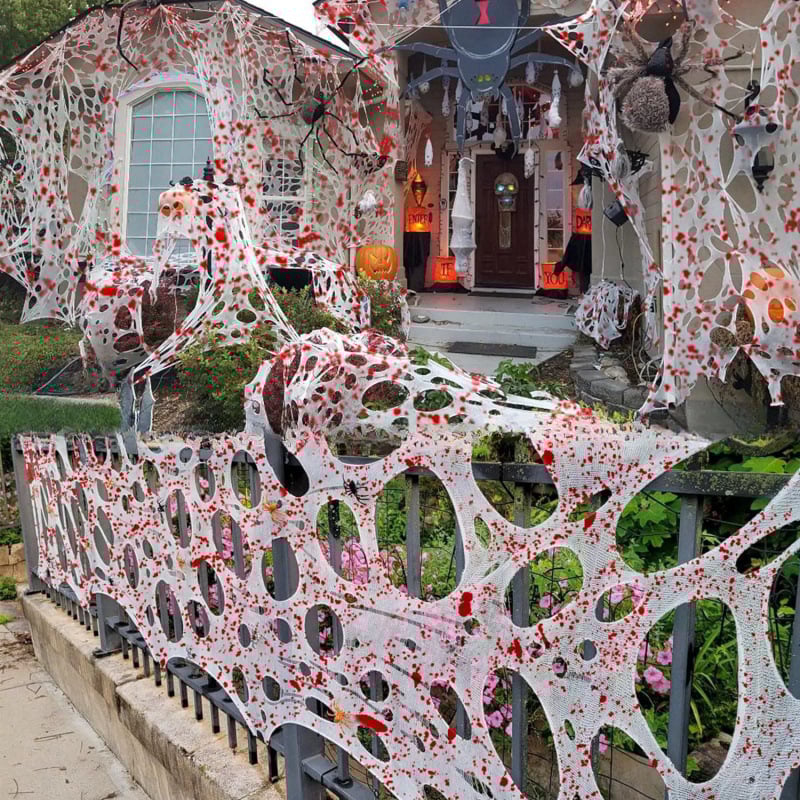 Halloween helyszín-elrendezési rekvizit – vérfoltos, elasztikus anyagú, pókháló mintázatú textília kültéri udvarhoz (Típus: dekoráció helyszín-berendezéshez; Kategória: függő díszek; Stílus: Halloween; Alkalmazható ünnepek: Halloween, Húsvét)