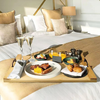 Ξύλινος τετράγωνος δίσκος σε σκανδιναβικό στιλ, μονοχρωματικό φινίρισμα, εκτύπωση λογοτύτου