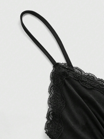 Γυναικείο τοπ με δαντέλα και τιράντες, V-λαιμό, ανοιχτή πλάτη, άνετος κόψος, κοντό μήκος 40–50 cm, πλεκτό ύφασμα πολυεστέρα με σπάντεξ, καλοκαίρι 2024