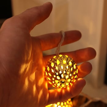 LED χριστουγεννιάτικη γιρλάντα με κούφιες μεταλλικές μπάλες φανάρι – 220V από πρίζα, χειροκίνητος διακόπτης, για διακόσμηση εορτών, μάρκα Sepuka/Spurgeon