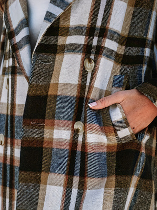 Sieviešu vilnas jaka, dubultā aizdaure, apkakle ar klopu, karu raksts, garš griezums