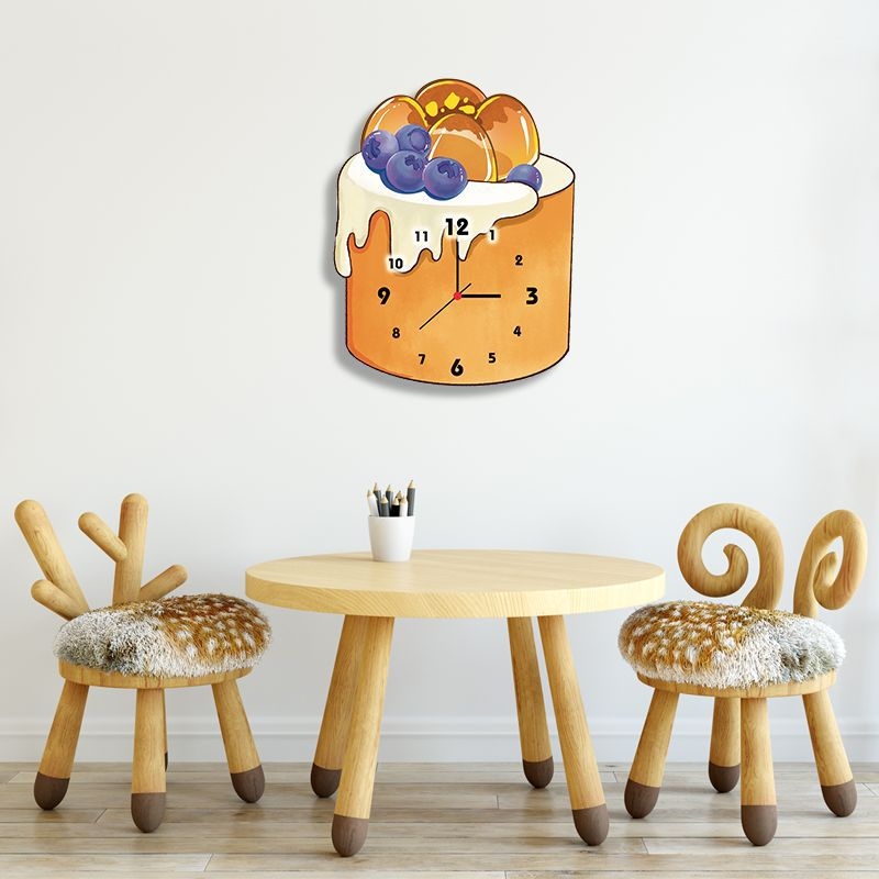 Sieninis laikrodis su torto motyvu ir animaciniu stiliumi, medinis korpusas, kvarcinis mechanizmas, termiškai dengtas skydelis