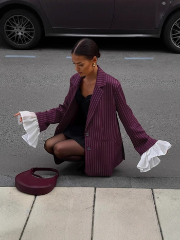 Női dzseki csíkos mintával, laza szabású, harang ujjak, elülső kétgombos zárás