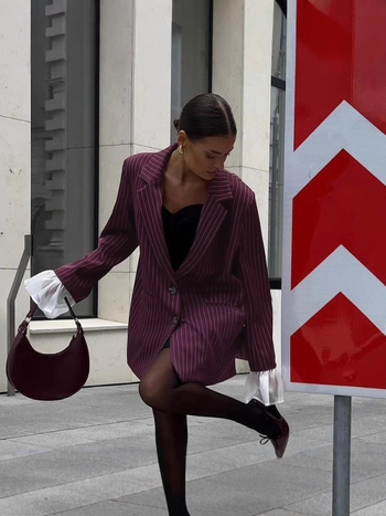 Γυναικείο σακάκι με ριγέ σχέδιο, άνετη γραμμή, μανίκια καμπάνα, πατιλέτα με δύο κουμπιά