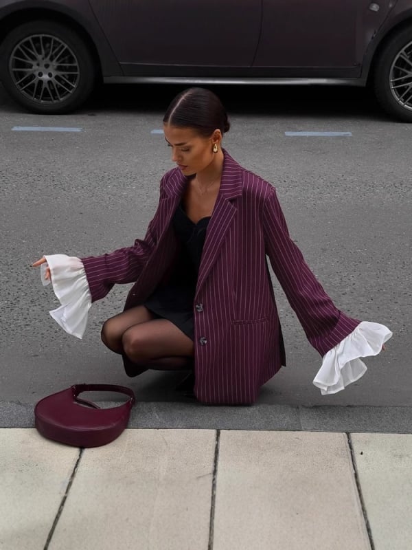 Női dzseki csíkos mintával, laza szabású, harang ujjak, elülső kétgombos zárás