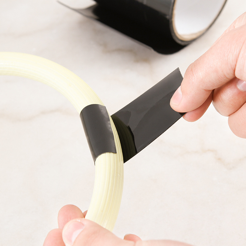 Cauruļu remontlente – pašlīmējoša, PVC + karstā kušanas līme; biezums 5; temperatūras diapazons -30°C līdz 100°C; paredzēta noslēgšanai un noplūžu aizpildīšanai