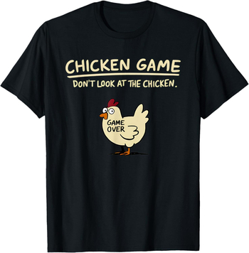 Póló nyomtatott mintával: Chicken Game – Don't Look at the Chicken; szórakoztató csirkés dizájn; rövid ujjú, laza szabás, kerek nyak, 90–95% pamut