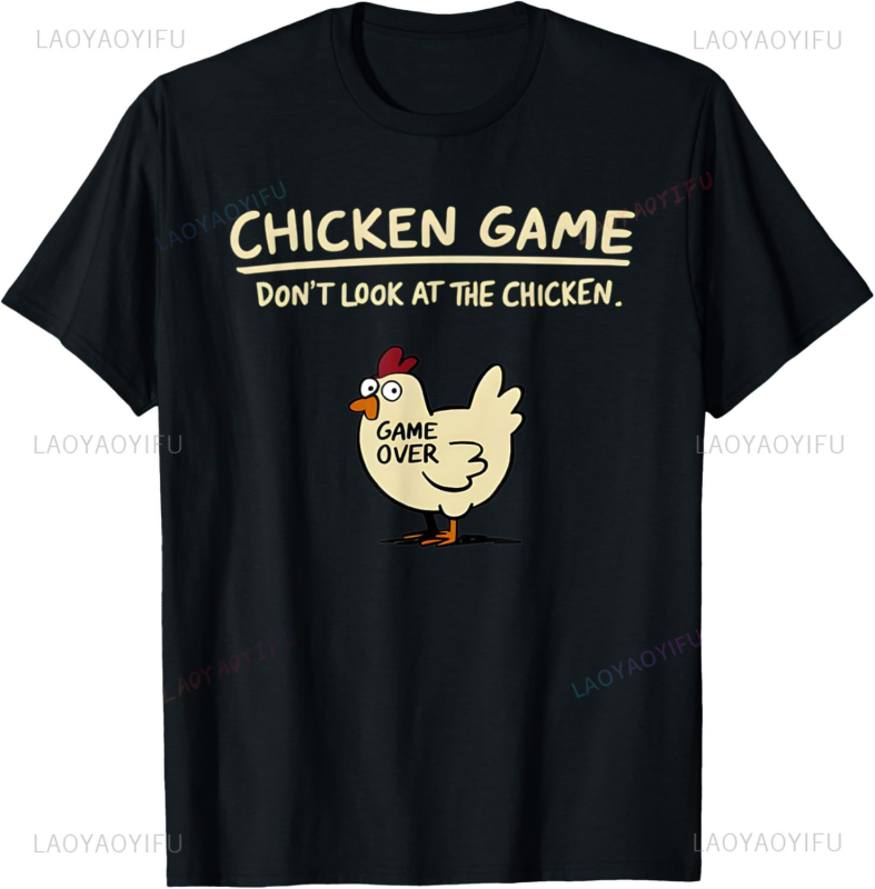 Póló nyomtatott mintával: Chicken Game – Don't Look at the Chicken; szórakoztató csirkés dizájn; rövid ujjú, laza szabás, kerek nyak, 90–95% pamut