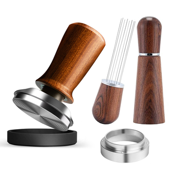 Espresso kavos aparato priedas — adatinio tipo miltelių gumavimo įrankis su medine rankena ir nerūdijančio plieno galvute.