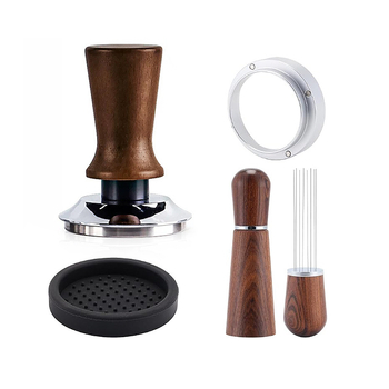 Espresso kavos aparato priedas — adatinio tipo miltelių gumavimo įrankis su medine rankena ir nerūdijančio plieno galvute.