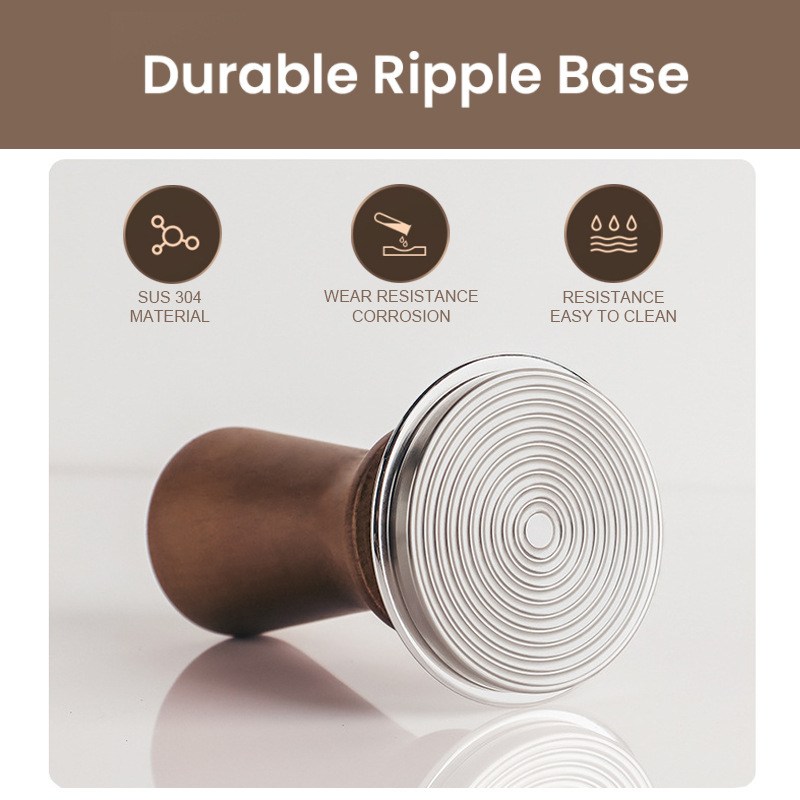 Espresso kavos aparato priedas — adatinio tipo miltelių gumavimo įrankis su medine rankena ir nerūdijančio plieno galvute.