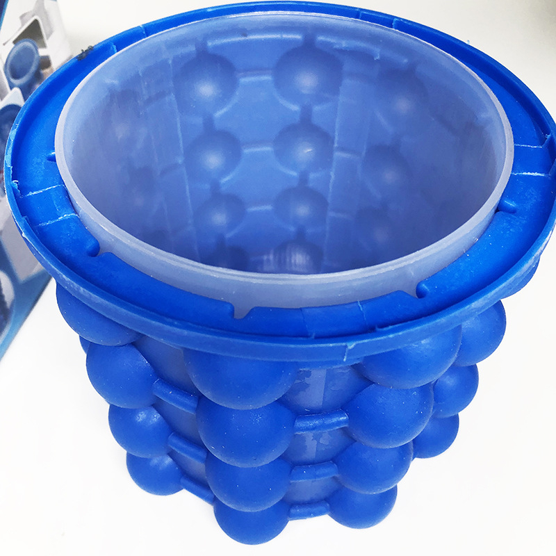 Silikoninis ledų kibiras su izoliacija greitam aušinimui, apvalus, šiuolaikiškas minimalistinis dizainas.